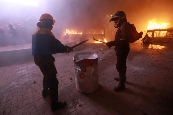 Tiltakozók dörömböl botok a hordó. Kijev, Ukrajna, január — Stock Fotó