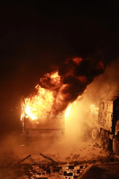 Rendőrség buszok a tüzet. Kijev, Ukrajna, 2014. január 19. — Stock Fotó