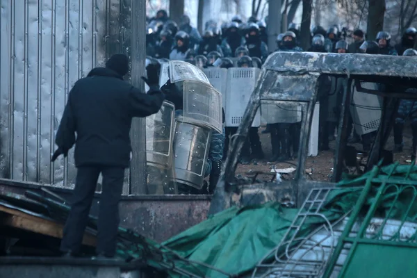 Le manifestant arrête la police. Kiev (Ukraine), le 20 janvier 2014 — Photo