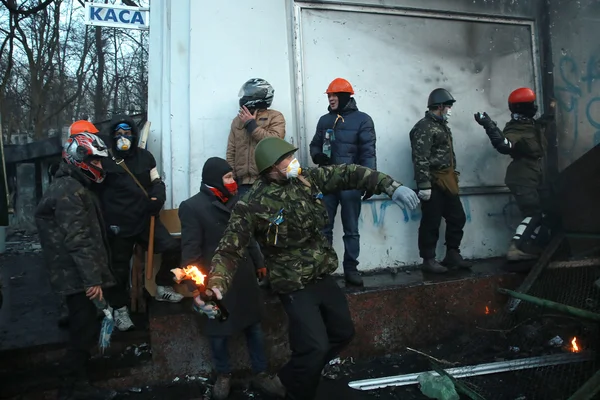 En demonstrant kastar en Molotov cocktail på polisen. Kiev, Ukrain — Stockfoto