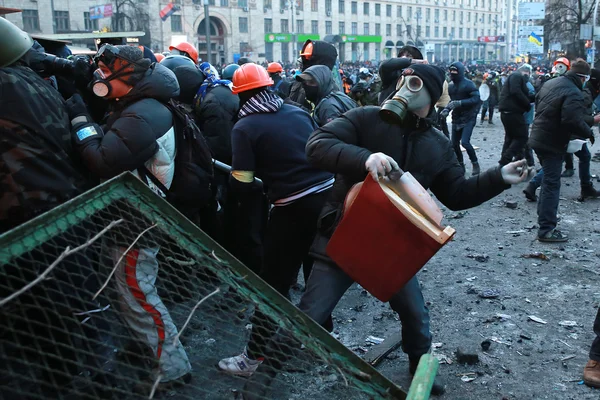 Protestujących rzuca kamieniami w policji. Kijów, Ukraina, 20 stycznia, — Zdjęcie stockowe