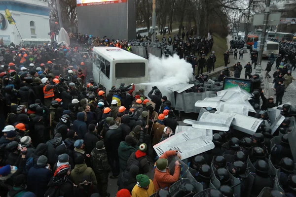 Protestujący wylewa policji z gaśnicy. Ukraina na Ja — Zdjęcie stockowe