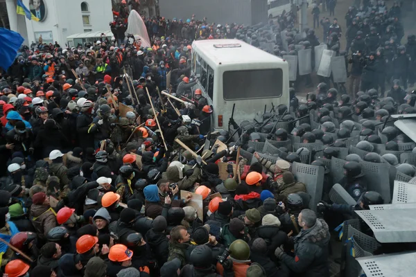 Pobity z laski policja Ukraińska protestujących. Kijów, Ukraina, J — Zdjęcie stockowe