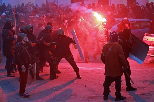 Demonstranten mit Feuerwerkskörpern attackieren die Polizei. kyiv, ukraine, janu — Stockfoto