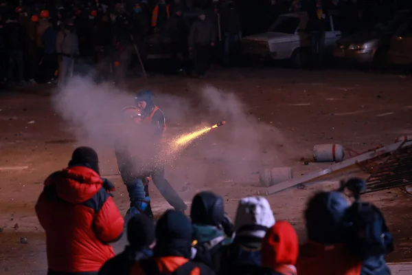 Demonstranten schießen Feuerwerkskörper auf Polizisten. kyiv, ukraine, 19. januar, — Stockfoto