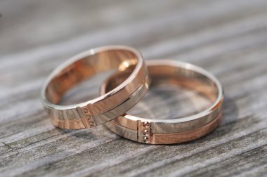 Alyans ahşap yüzeye