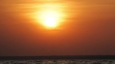 Bir zaman atlamalı turuncu güneş ufukta ayarlar