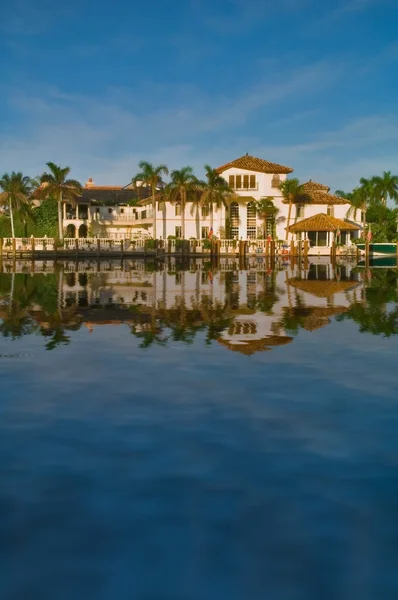 Luxury waterfront villa home in south florida — Stock Photo, Image