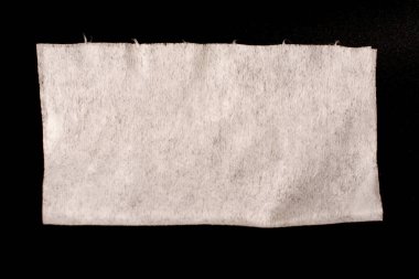 Tek kullanımlık sentetik kumaşlar, siyah bir arka planda..