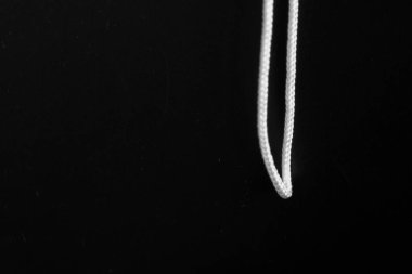 Siyah arkaplanda izole edilmiş halattan döngü.