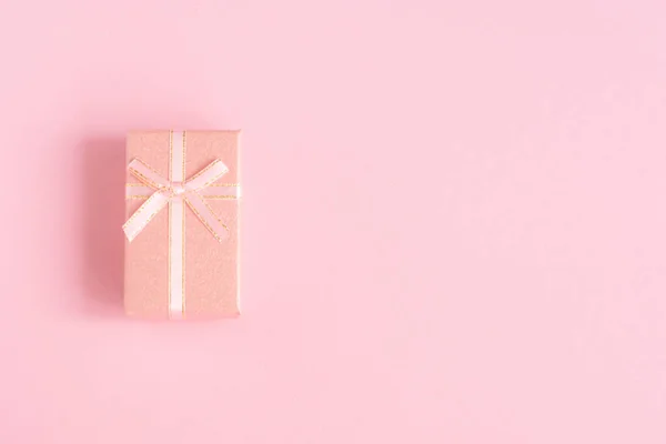 Κάτοψη Του Δώρου Κουτί Για Συγχαρητήρια Για Ροζ Φόντο Πάνω — Φωτογραφία Αρχείου
