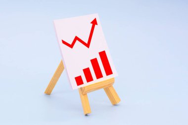 Büyürken kırmızı grafik, hareket, büyüme ve ilerleme. İş kavramları. Grafikler ve grafikler şirketin veri toplama ve istatistiksel performans kavramını yansıtıyor.