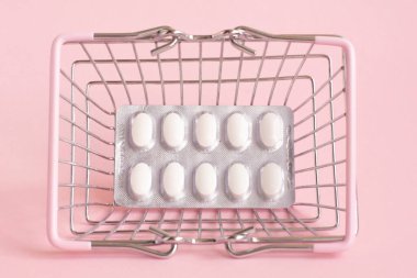 İlaç kutusuyla alışveriş sepeti. Eczane Alışveriş Konsepti.