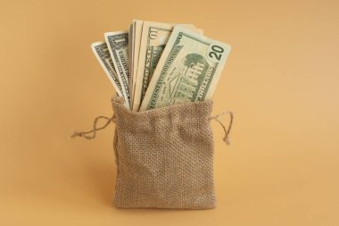 Bej arka plandaki mendillerden elde edilen para çantada..