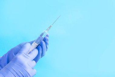 Lateks eldivenli kadın elleri şırınga tutuyor. Aşı. Tıbbi konsept