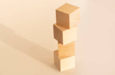 Hafif arka planda tahta oyuncak küpleri. İş ve tasarım konsepti, liderlik sembolü