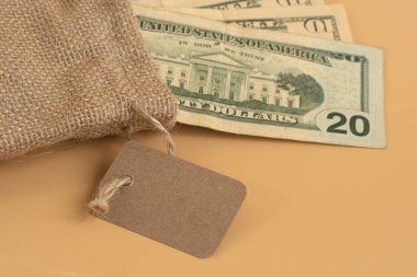 Bej arka plandaki mendillerden elde edilen para çantada..