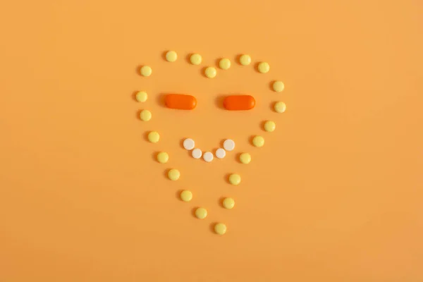 Piller Form Ett Hjärta Med Ett Leende Medicin Och Gott — Stockfoto