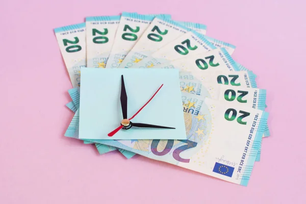 Zeiger Auf Der Oberseite Der Euro Banknoten Auf Rosa Hintergrund — Stockfoto