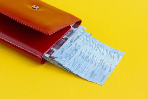 Dompet Merah Dengan Uang Kertas Euro Latar Belakang Kuning — Stok Foto