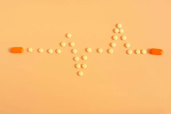 Pastillas Forma Cardiograma Sobre Fondo Amarillo Concepto Farmacéutico Cardiológico — Foto de Stock