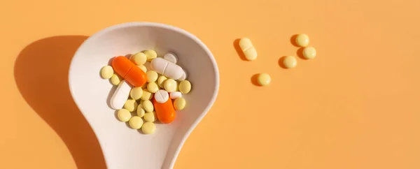 Farmaceutische Pillen Tabletten Capsules Een Witte Lepel — Stockfoto