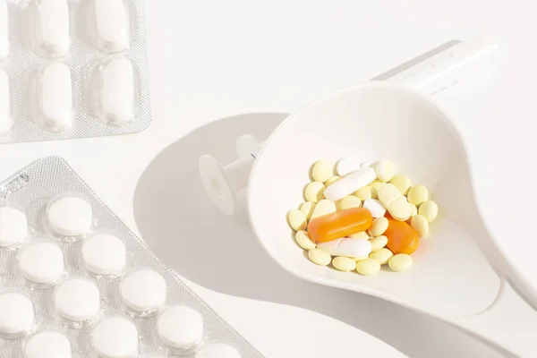 白勺上的药物药片 药片和胶囊 — 图库照片