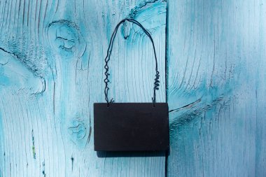 Ahşap arkaplanda boş tahta etiketi