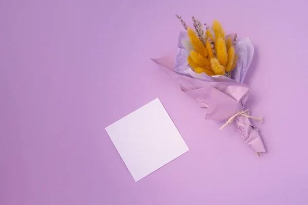 Bloemen boeket in pastel kleuren over de achtergrond. Moederdag, Valentijnsdag — Stockfoto