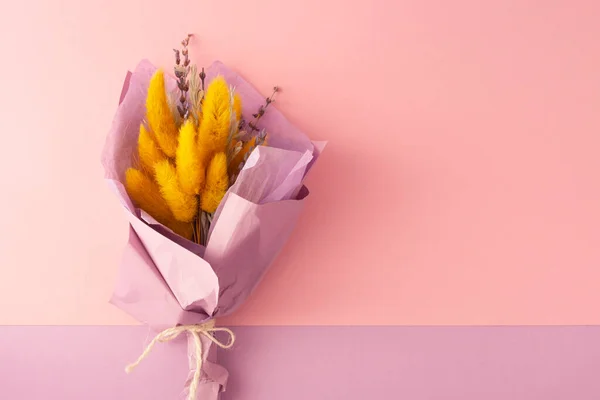 Bloemen boeket in pastel kleuren over de achtergrond — Stockfoto