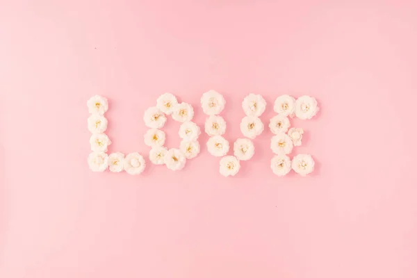 Composición Flores Palabra Amor Está Hecha Pequeñas Rosas Blancas Sobre — Foto de Stock