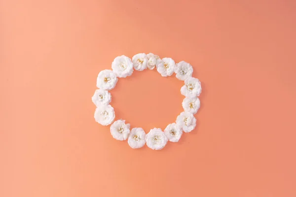 Skład Kwiatów Rama Wykonana Białej Róży Różowym Tle Dzień Matki — Zdjęcie stockowe