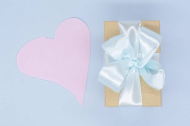 Mavi arka planda bir hediye kutusu. Sevgililer Günü. Tatil konsepti