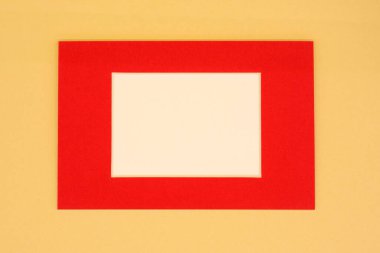 Pastel arkaplan üzerindeki metniniz için boşluk içeren kırmızı çerçeve