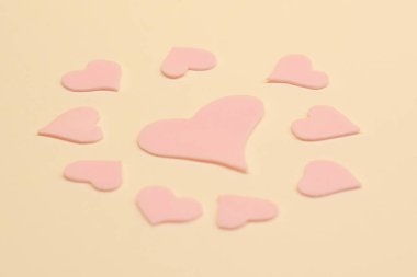 Renkli arka planda pembe kalpler. Sevgililer Günün kutlu olsun. Aşk