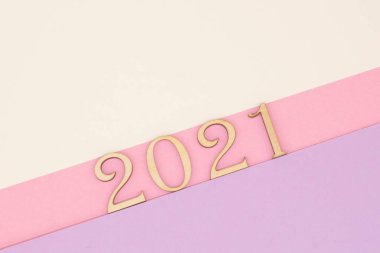 Pastel arka planda ahşap numaralar 2021. Yeni yıl kavramı ve yeni planlar