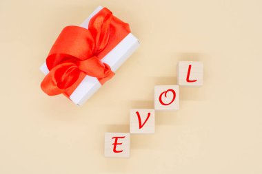 Tahta bloklara kırmızı saten kurdele ve aşk yazılı el işi hediye kutusu. Sevgililer günün kutlu olsun, doğum günün kutlu olsun, 8 Mart. Tatil konsepti