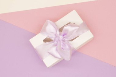 Saten kurdeleli bir hediye kutusu. Sevgililer günün kutlu olsun, doğum günün kutlu olsun, 8 Mart. Tatil konsepti