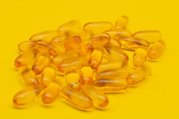Omega Capsules Liggen Gele Achtergrond Visolie Pillen Gezondheidszorg Behandeling Biologisch — Stockfoto