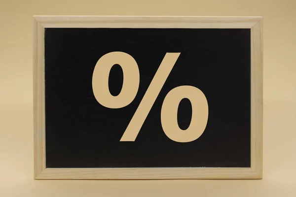 Percentage Teken Een Zwart Bord Een Beige Achtergrond Het Concept — Stockfoto