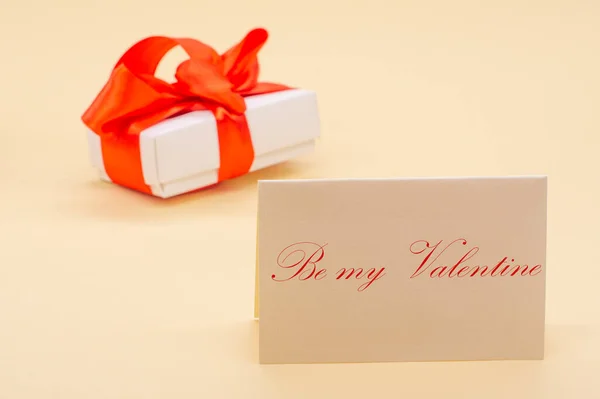 Řemeslná Dárková Krabička Červenou Saténovou Stuhou Textem Valente Šťastný Valentýn — Stock fotografie