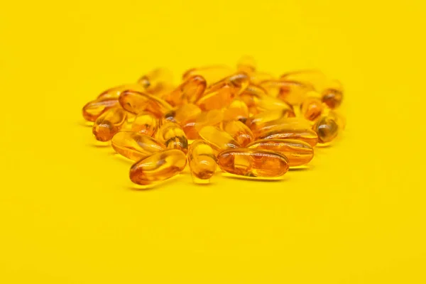 Omega Capsules Liggen Gele Achtergrond Visolie Pillen Gezondheidszorg Behandeling Biologisch — Stockfoto