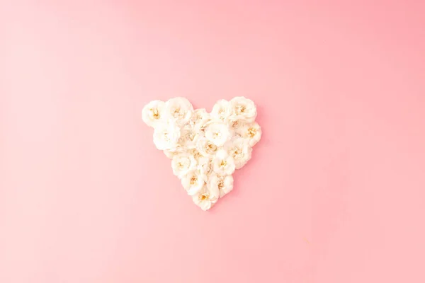 Composición Flores Marco Del Corazón Rosa Pequeña Blanca Sobre Fondo — Foto de Stock