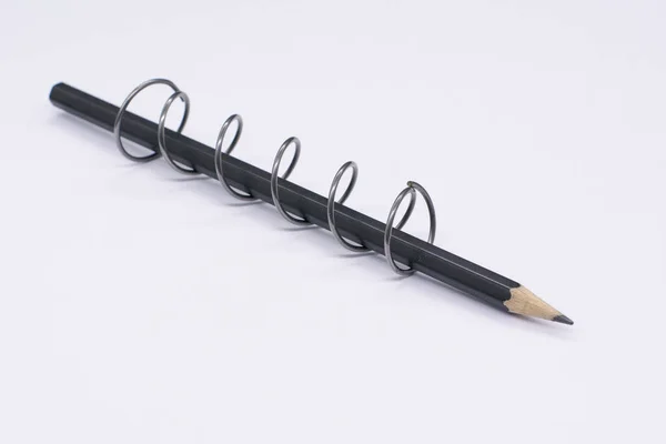 白い背景の金属製の螺旋状の黒い鉛筆です 事業概念 — ストック写真