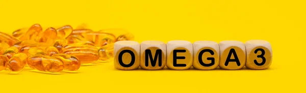 Sarı arka planda duran Omega 3 kapsülleri. Haplı balık yağı. Sağlık desteği ve tedavi. Biyolojik olarak aktif katkı maddeleri
