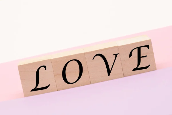 Slova Láska Dřevěných Kostkách Pastelovém Pozadí Koncept Lásky Valentýna — Stock fotografie