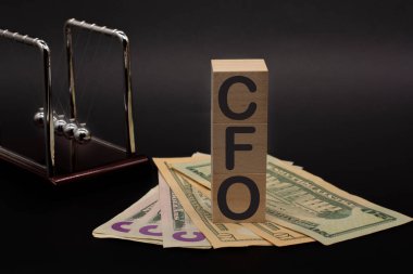 Mali İşler Müdürü, tahta bloklar ve Newton 'un beşiğinde dikey sırada bekliyor. İş konsepti.