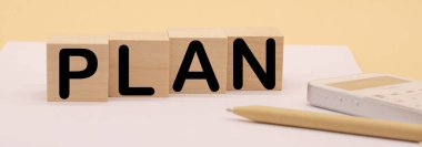 Tahta küpler, el yapımı kalem ve beyaz hesap makinesi için kelime planı. İş konsepti. .İş motivasyonu, ilham kavramları