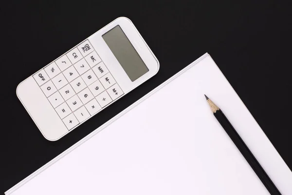 Weißer Taschenrechner Auf Schwarzem Hintergrund Papier Und Bleistift Bürotisch Geschäftskonzept — Stockfoto