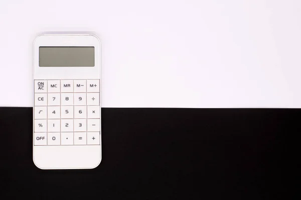 Weißer Taschenrechner Auf Schwarz Weißem Hintergrund Bürotisch Geschäftskonzept — Stockfoto